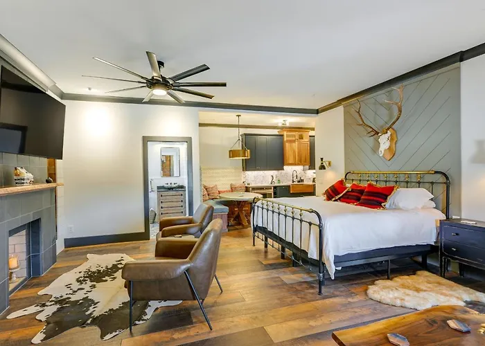 Modern Franklin Studio: Prime Downtown Location!