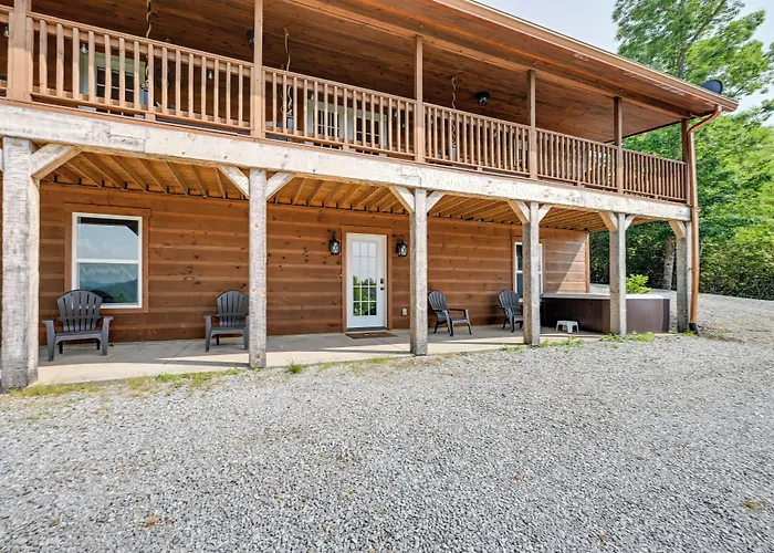 Beautiful Franklin Home W/ Bunkhouse & Hot Tub!